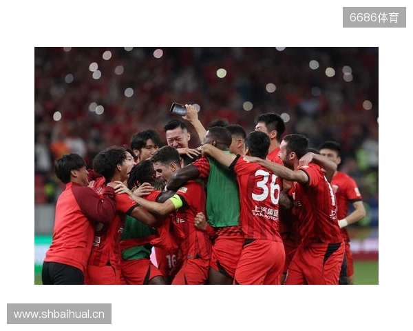 三连冠！上海海港加冕2025赛季中超冠军，摘下队史中超第四星